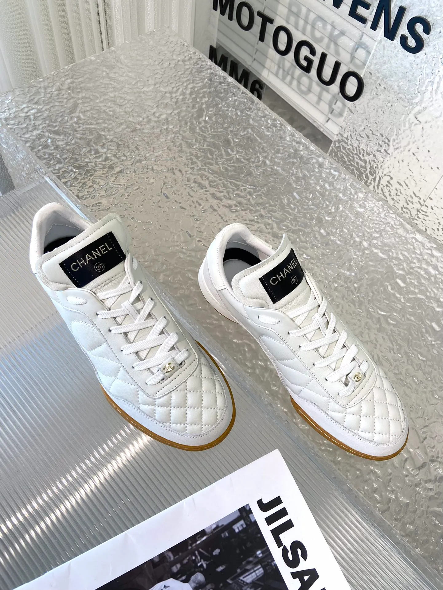 👟👟Ex-factory price 520👟👟 👟👟 👟👟Chanel Chanel 23K lambskin diamond pattern tennis shoes. Original purchase, development and production. Xiaoxiang's latest hidden tennis shoes, soft diamond pattern, soft lambskin with big tongue and classic double C logo, full of retro feel and the most versatile black and white color. A must-have casual shoe for coco girls. The sole is designed with broken nails and is super soft ▪️ Fabric: Original customized lambskin/suede ▪️ Lining: Imported customized sheepskin + mesh ▪️ Sole: Original molded diamond-shaped rubber material ▪️ Sole thickness: 2.5CM ▪️ Size: 35-40